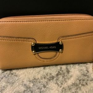 Michael Kors wallet peanut color